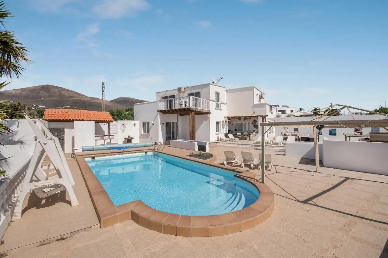 Casa Nira Villa Mácher
